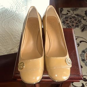 Tan beige Tory Burch patent leather shoe